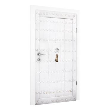 Okleina na drzwi - Śródziemnomorskie białe drzwi drewniane z ozdobnymi okuciami