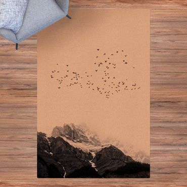 Mata korkowa - Stado ptaków na tle gór czarno-biały