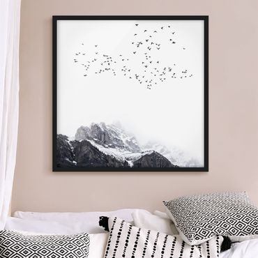 Plakat w ramie - Stado ptaków na tle gór czarno-biały