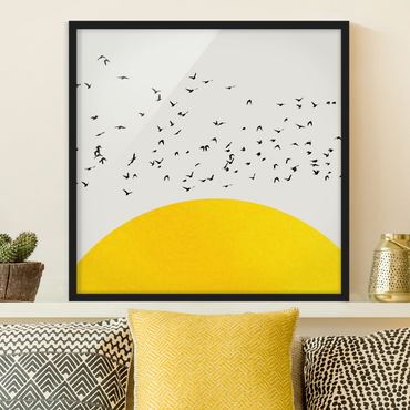 Plakat w ramie - Stado ptaków na tle żółtego słońca