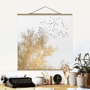 Plakat z wieszakiem - Stado ptaków na tle złotego drzewa