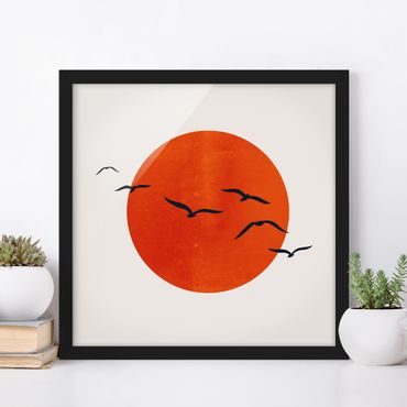 Plakat w ramie - Stado ptaków na tle czerwonego słońca I
