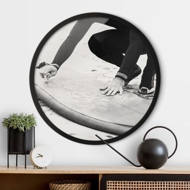 Okrągły obraz z ramką - Woskowanie deski surfingowej