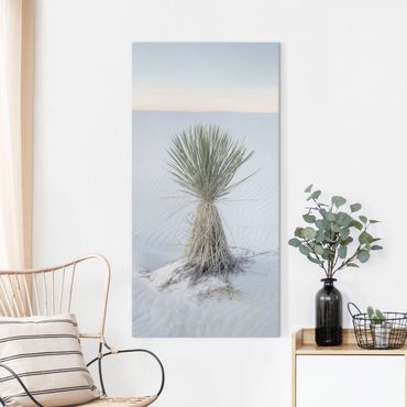 Obraz na płótnie - Yucca palm in white sand - Format pionowy1:2