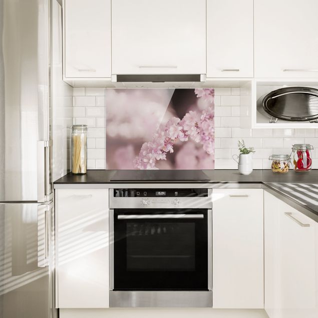 Panele szklane do kuchni Kwiat wiśni w fioletowym świetle
