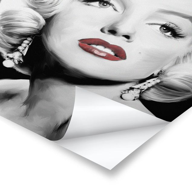 Czarno białe obrazki Marilyn z biżuterią na uszach