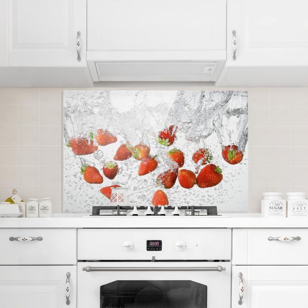 Panele szklane do kuchni Świeże truskawki w wodzie
