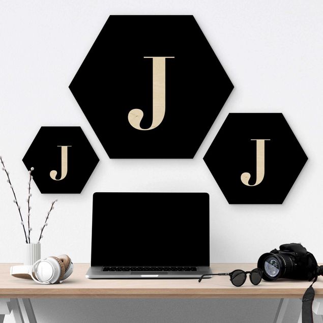 Obraz heksagonalny z drewna - Czarna litera Szeryf J