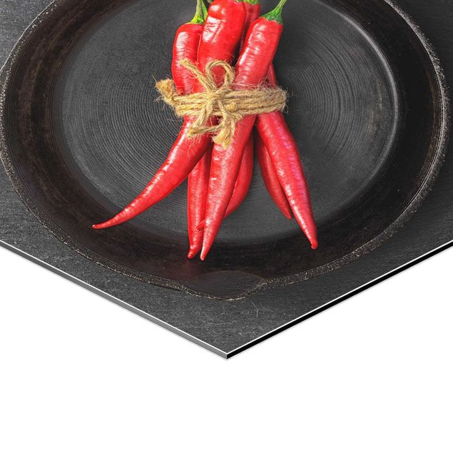 Obraz heksagonalny Wiązka czerwonego chili na patelni na łupku