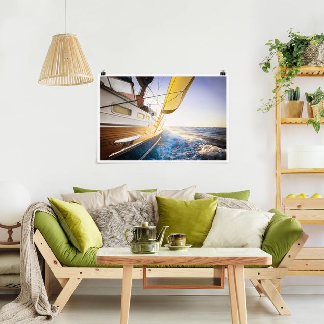 Obrazy do salonu nowoczesne Żaglówka na błękitnym morzu w promieniach słońca