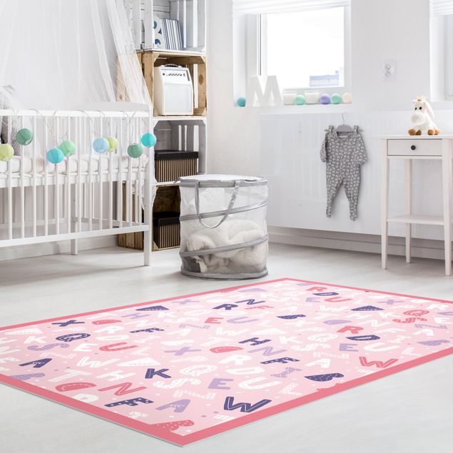 Pokój niemowlęcy Alfabet z serduszkami i kropkami w kolorze różowym z ramką