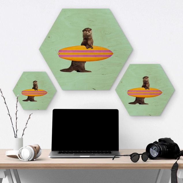 Obraz heksagonalny z drewna - Otter z deską surfingową
