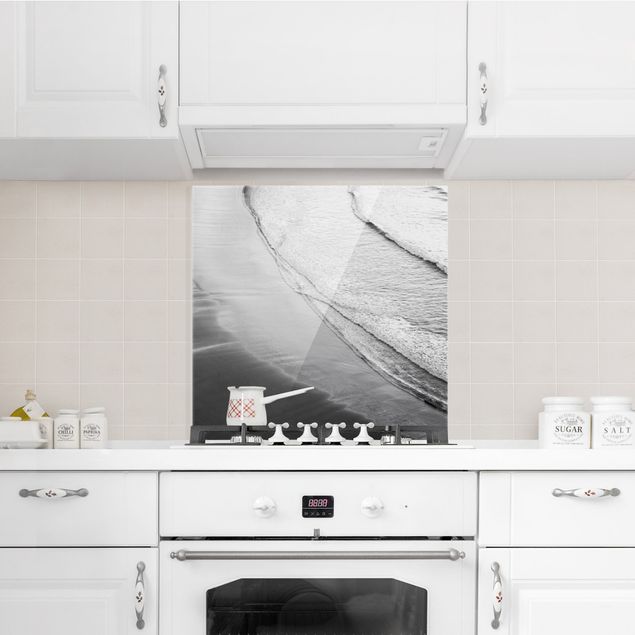 Panel szklany do kuchni Lekki wiatr na plaży czarno-biały