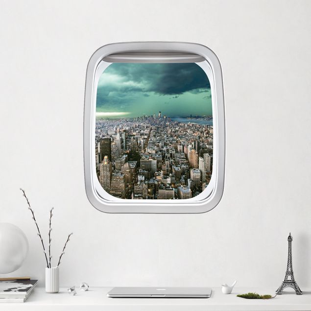 Naklejka na ścianę - Samolot z oknem, panorama Nowego Jorku podczas burzy