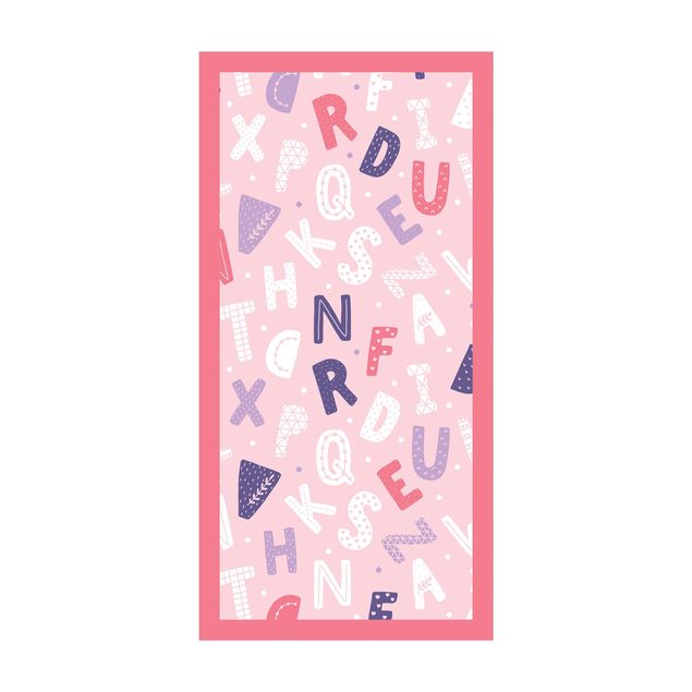 dywan nowoczesny Alfabet z serduszkami i kropkami w kolorze różowym z ramką