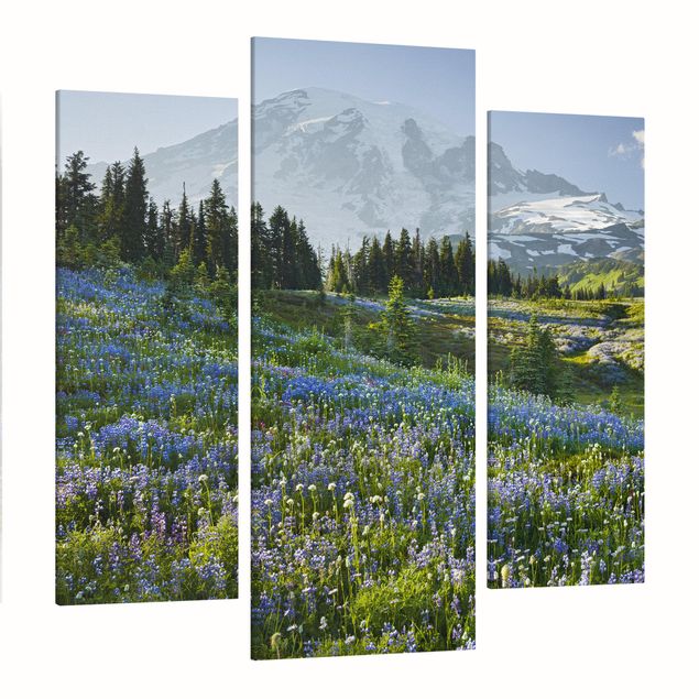 Obrazy z górami Mountain Meadow With Blue Flowers in Front of Mt. Rainier