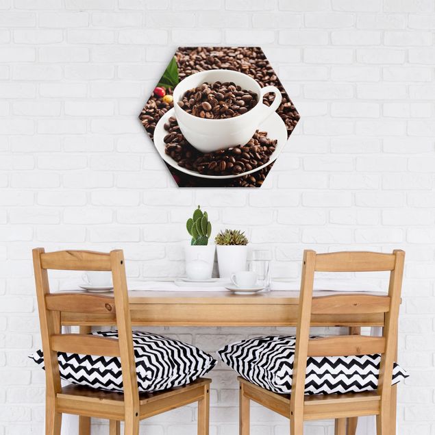 Obraz heksagonalny z Alu-Dibond - Filiżanka do kawy z palonymi ziarnami kawy