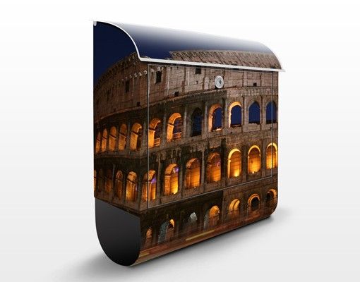 Skrzynka pocztowa Colosseum w Rzymie nocą