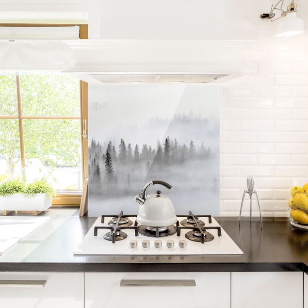 Panele szklane do kuchni Mgła w Puszczy Jodłowej Czarno-biała