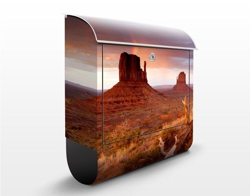 Skrzynka na listy Monument Valley o zachodzie słońca