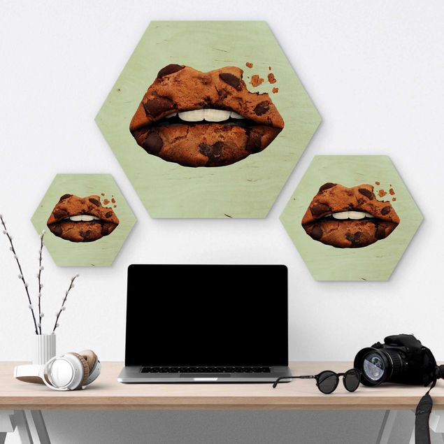 Obraz heksagonalny z drewna - Usta z herbatnikiem