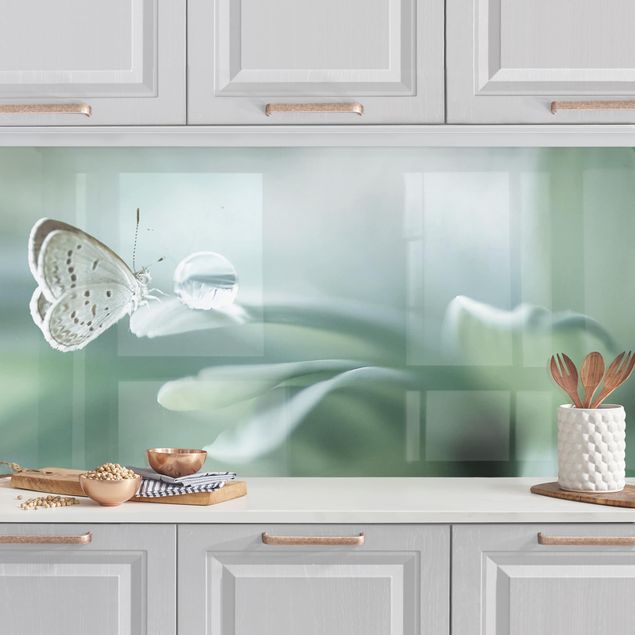 Panel ścienny do kuchni - Motyl i krople rosy w pastelowej zieleni