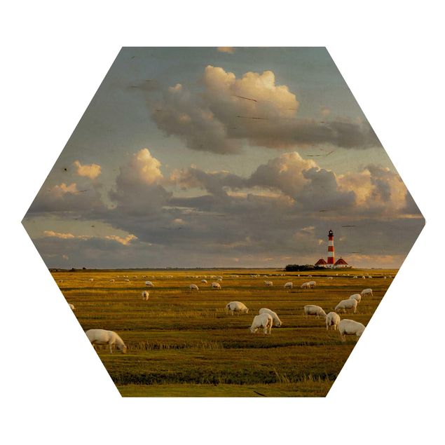 Obraz heksagonalny z drewna - Latarnia morska na Morzu Północnym ze stadem owiec