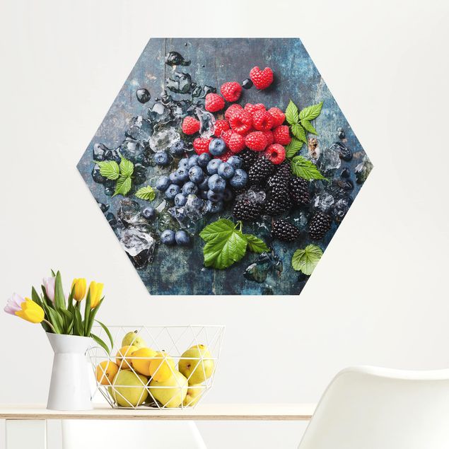 Obrazy owoc Mieszanka jagodowa z kostkami lodu drewno