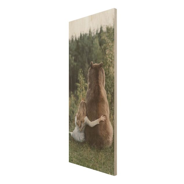 Obrazy na drewnie Dziewczynka z niedźwiedziem brunatnym