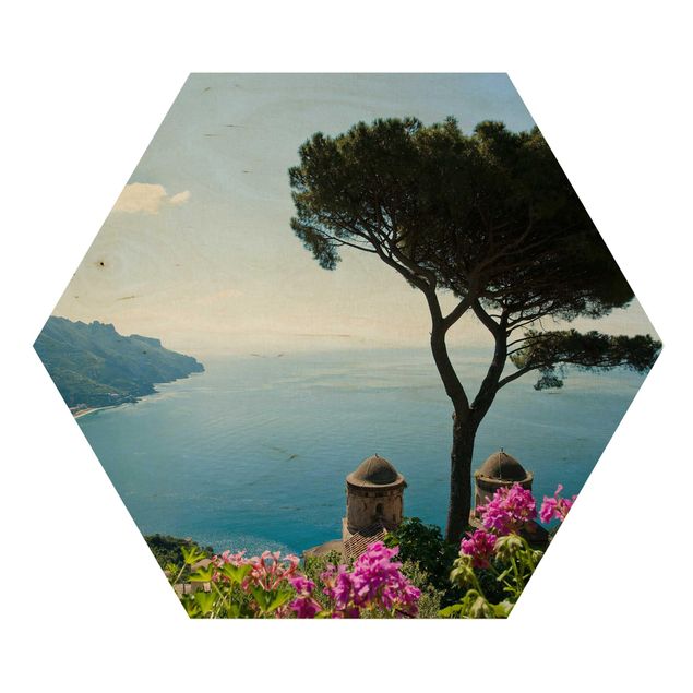 Obraz heksagonalny z drewna - Widok na morze z ogrodu