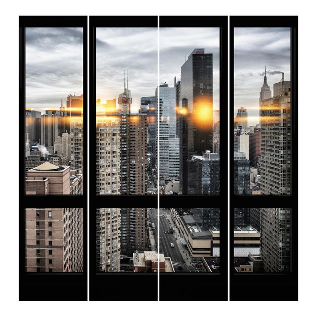 żaluzje panelowe Widok z okna na Nowy Jork z odbiciem słońca