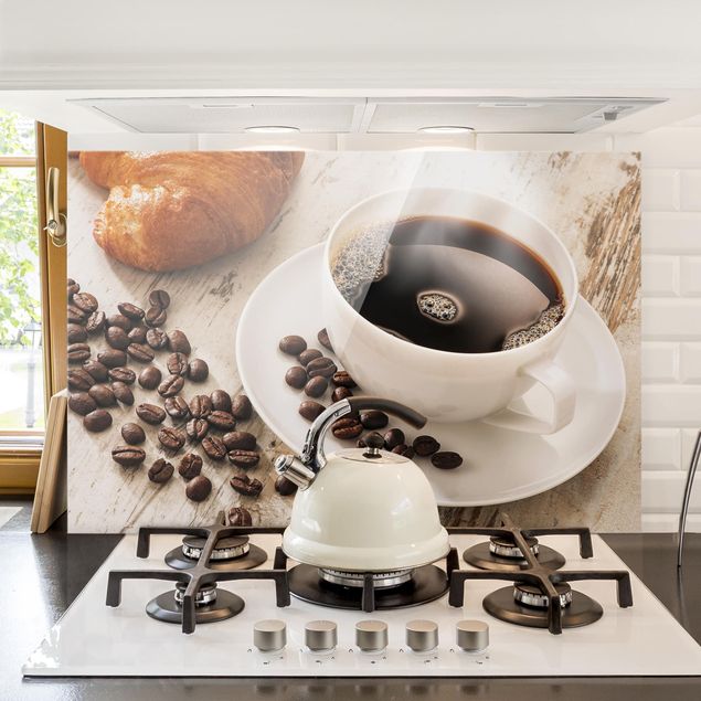 Dekoracja do kuchni Parująca filiżanka do kawy z ziarnami kawy