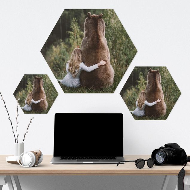 Obrazy na ścianę Dziewczynka z niedźwiedziem brunatnym