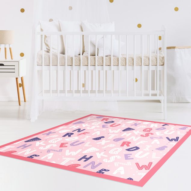 Pokój niemowlęcy Alfabet z serduszkami i kropkami w kolorze różowym z ramką