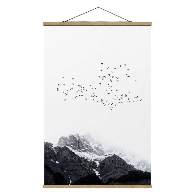 Góry obraz Stado ptaków na tle gór czarno-biały
