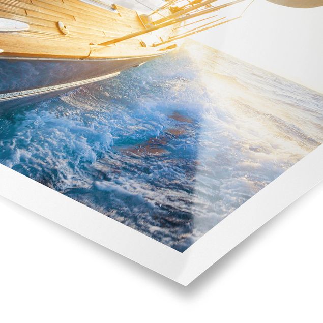 Plaża obraz Żaglówka na błękitnym morzu w promieniach słońca