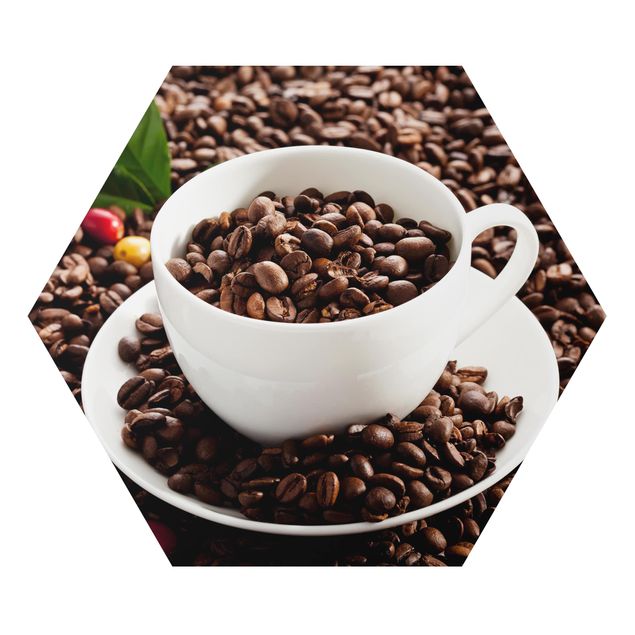 Obraz heksagonalny z Alu-Dibond - Filiżanka do kawy z palonymi ziarnami kawy
