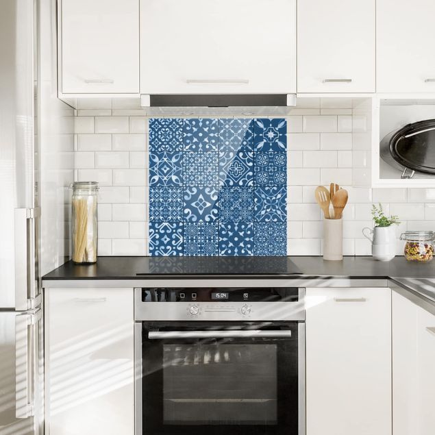 Panele szklane do kuchni Przykładowe płytki Ciemnoniebiesko-białe