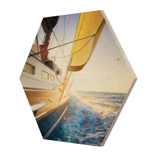 Obraz heksagonalny z drewna - Żaglówka na błękitnym morzu w promieniach słońca