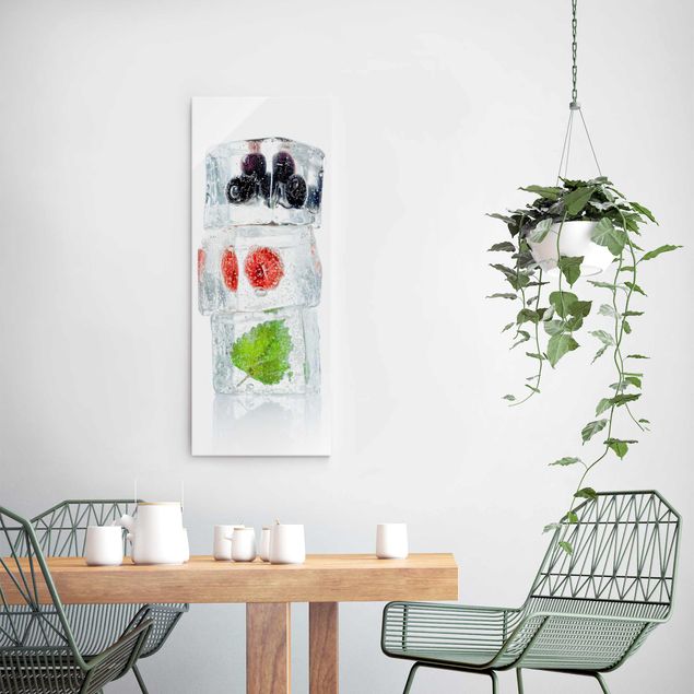 Obrazy na szkle portret Raspberry Lemon Balm and Niebieskiberries in Ice Cube