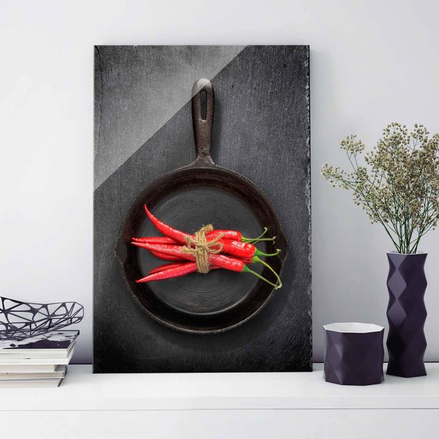 Dekoracja do kuchni Wiązka czerwonego chili na patelni na łupku