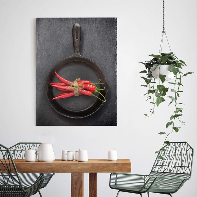 Obrazy nowoczesny Wiązka czerwonego chili na patelni na łupku