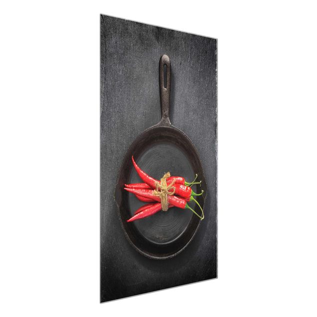 Obrazy artystów Wiązka czerwonego chili na patelni na łupku