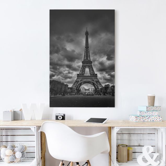 Obrazy do salonu nowoczesne Wieża Eiffla na tle chmur, czarno-biała