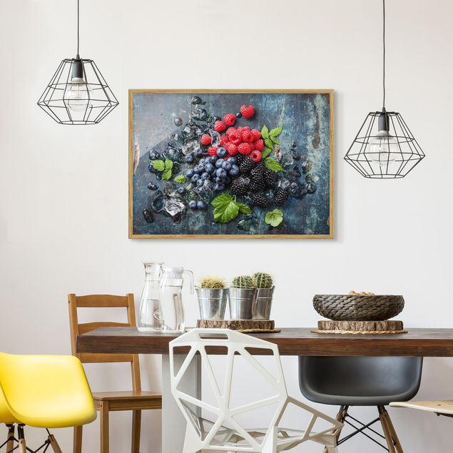 Obrazy w ramie do kuchni Mieszanka jagodowa z kostkami lodu drewno