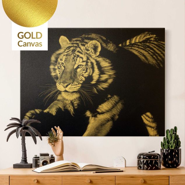 Obrazy do salonu Tygrys w świetle słonecznym na tle czarnego nieba