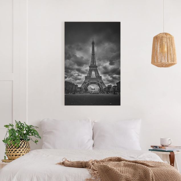 Obrazy do salonu nowoczesne Wieża Eiffla na tle chmur, czarno-biała