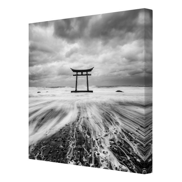 Obrazki czarno białe Japońskie torii w morzu