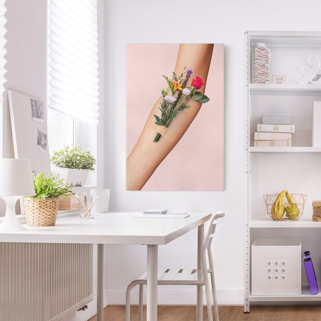 Obrazy do salonu nowoczesne Ręka z kwiatami
