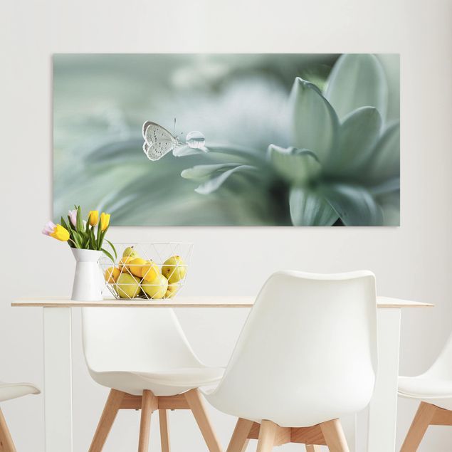 Obrazy do salonu nowoczesne Motyl i krople rosy w pastelowej zieleni